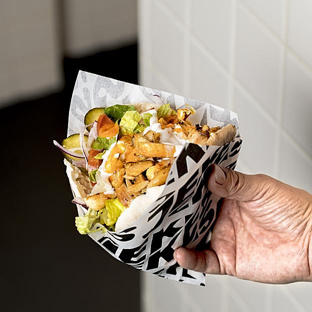Kebabs en Madrid: llega la revolución del street food mediterráneo y te contamos lo que tienes que saber para decidirte por su versión clásica o moderna