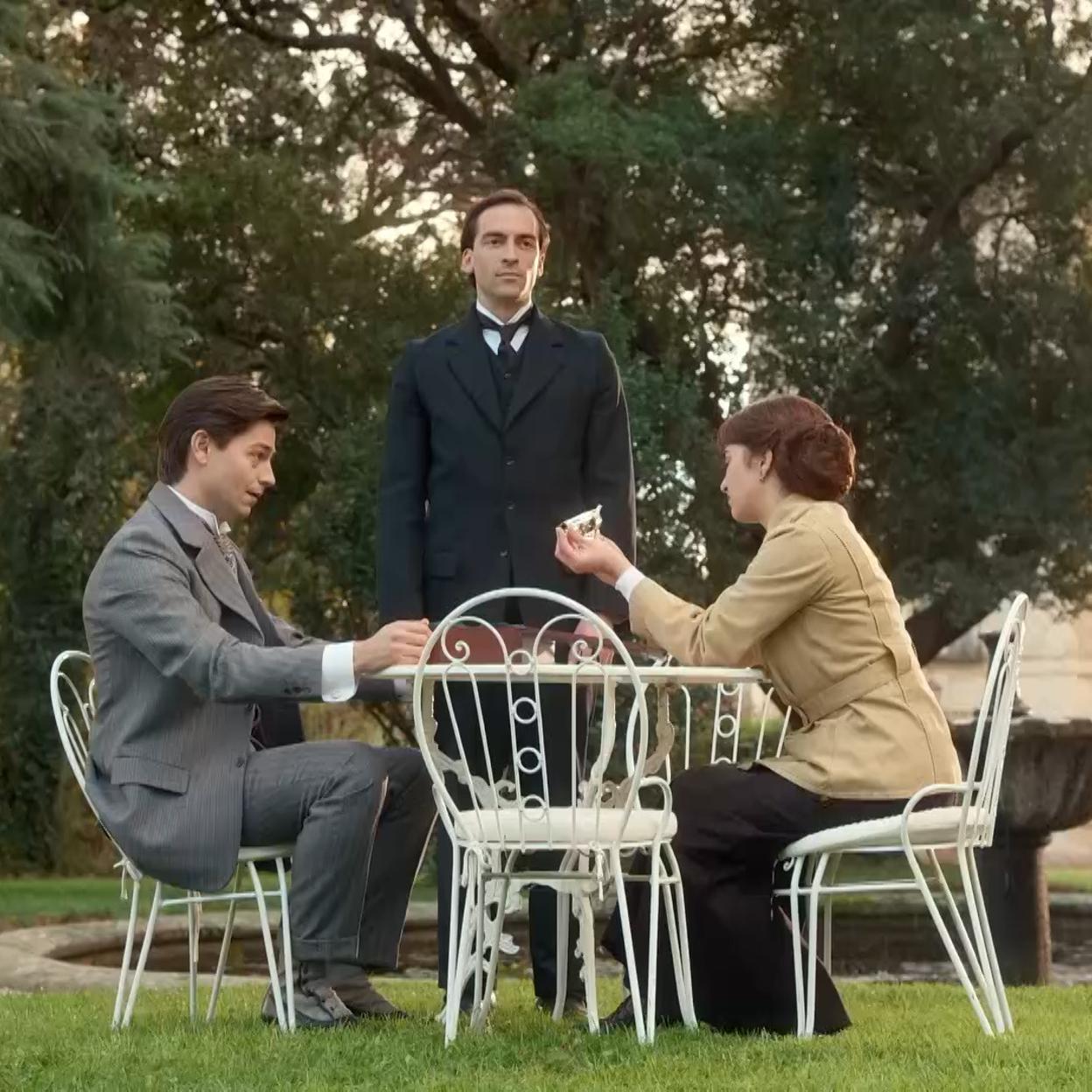 Michel Tejerina (izquierda) y Carmen Asecas (derecha) son Pelayo y Catalina en La Promesa.