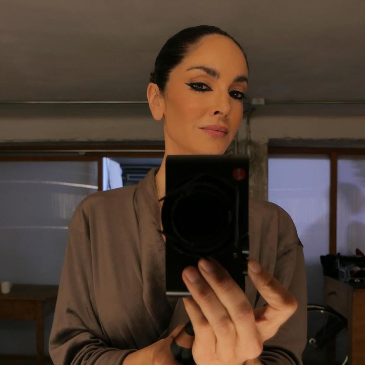 La modelo Eugenia Silva con maquillaje de ojos de gato.