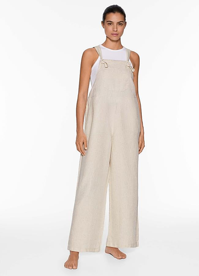 Imagen - Mono en lino y color beige de Oysho.