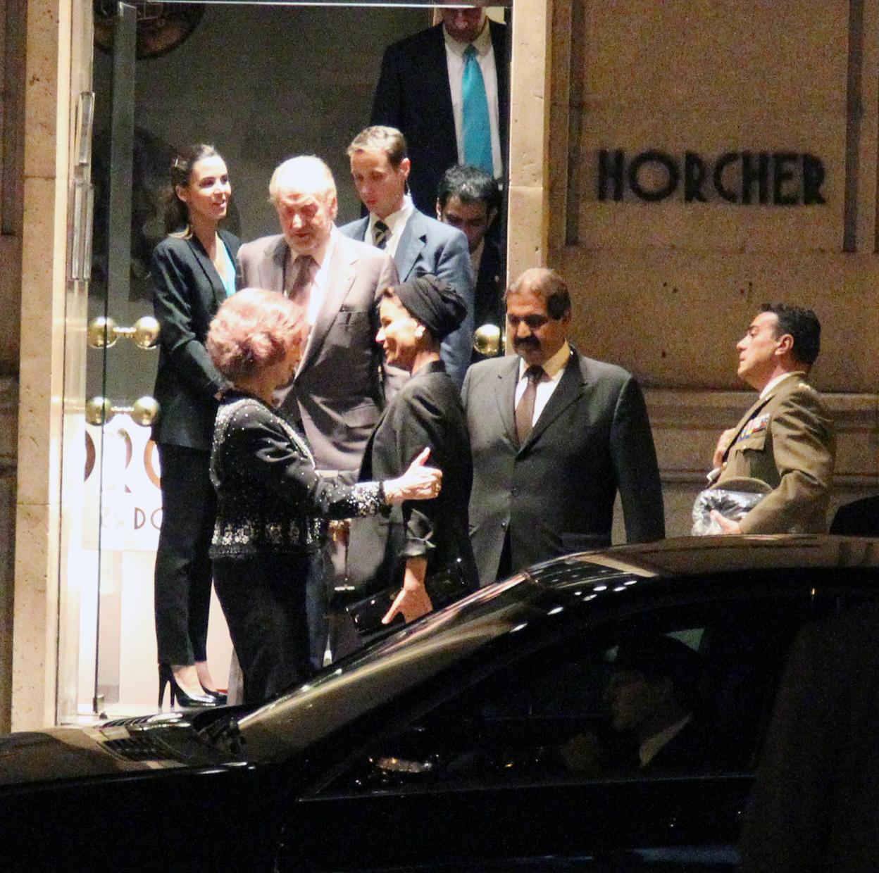 La reina Sofía se despide de la jequesa Mozah Bint Nasser en la puerta de Horcher en 2011.