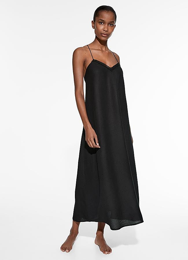 Imagen - Vestido negro con tirantes y tejido de lino de Oysho.