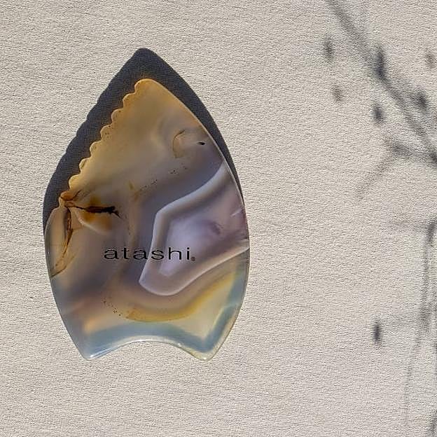 Corazón de Ágata de borde estriado de Atashi.