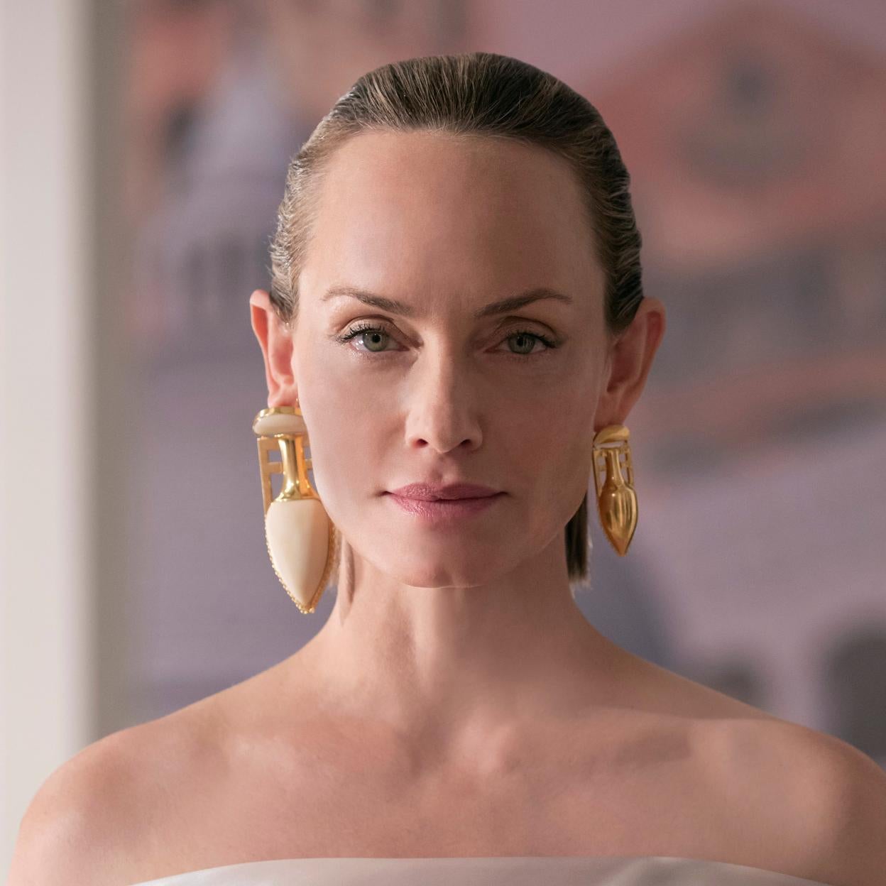 La modelo Amber Valetta con la piel lisa y sin arrugas.