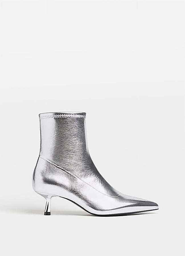 Imagen - Botines de tacón en plateado (35,99 euros).
