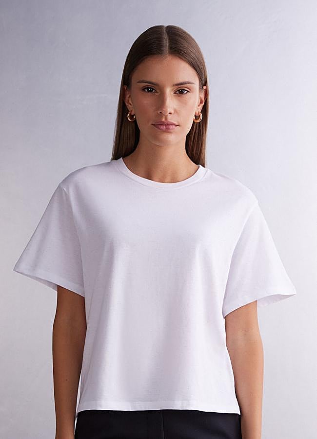 Imagen - Camiseta básica con mangas acampanadas de Intimissimi. Foto: Intimissimi.