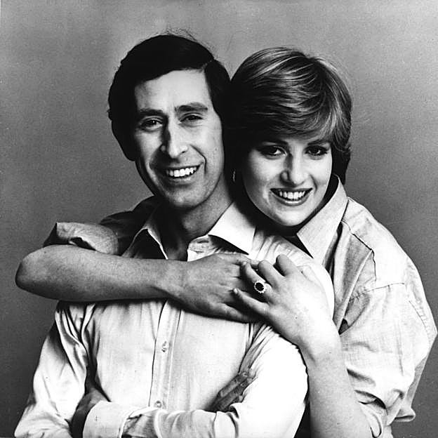 Foto oficial del compromiso de Carlos de Inglaterra y Diana Spencer.
