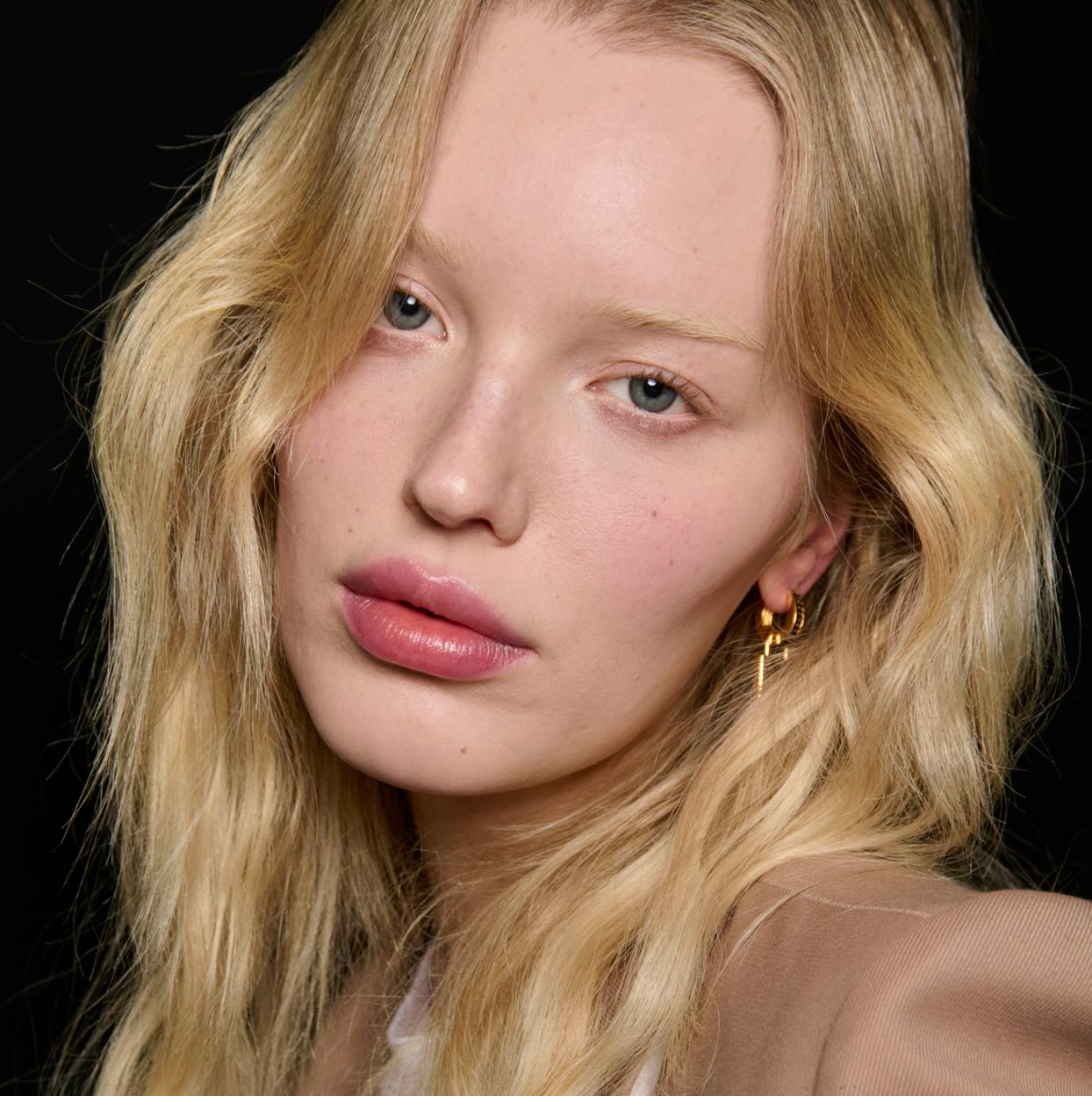 Mujer con pelo corto