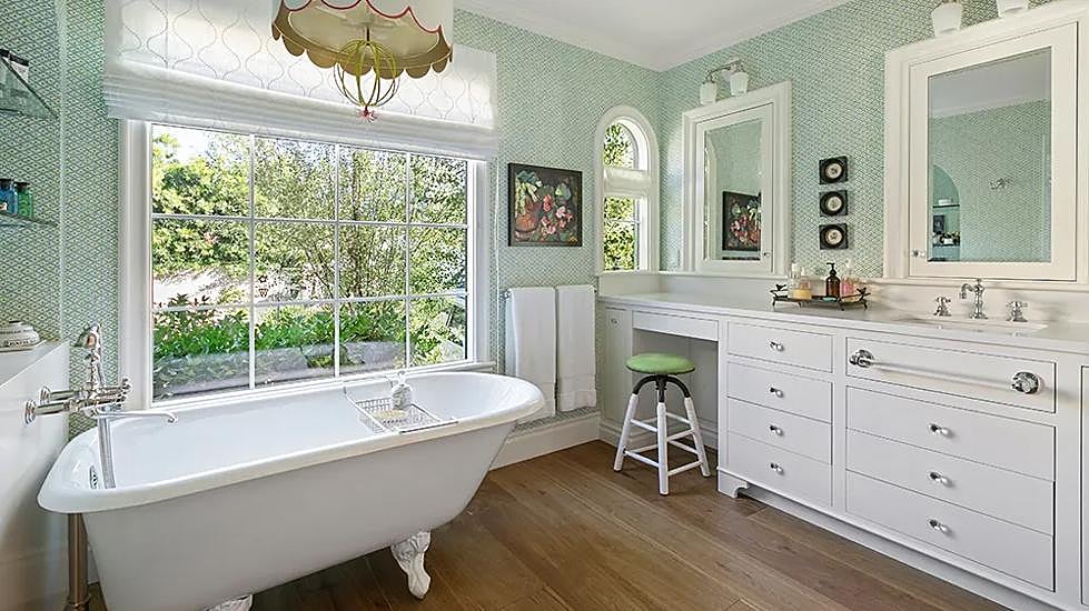La bañera retro domina el baño principal.