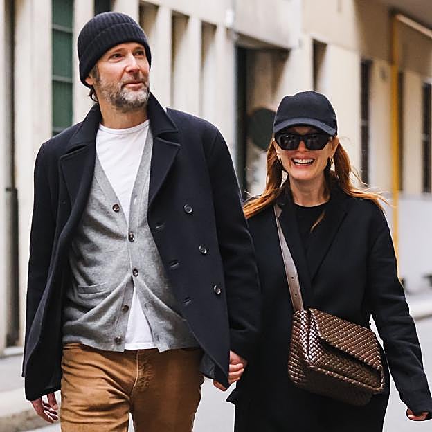 Julianne Moore con un bolso de Bottega Veneta.