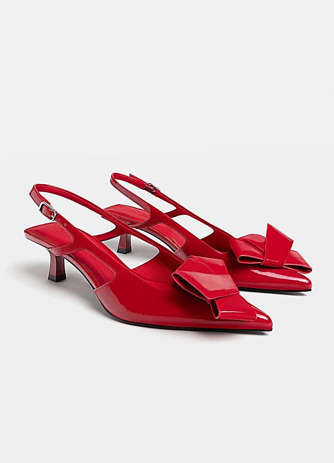 Imagen - Slingback de color rojo de Stradivarius, 27,99 euros.