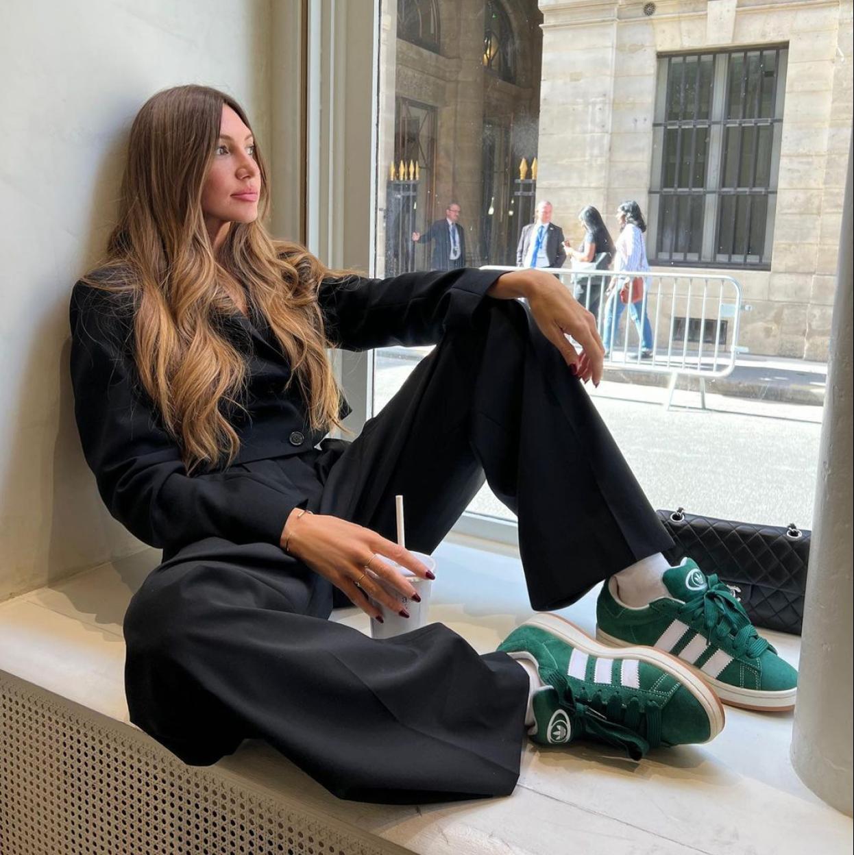 Una influencer con unas zapatillas de Adidas.