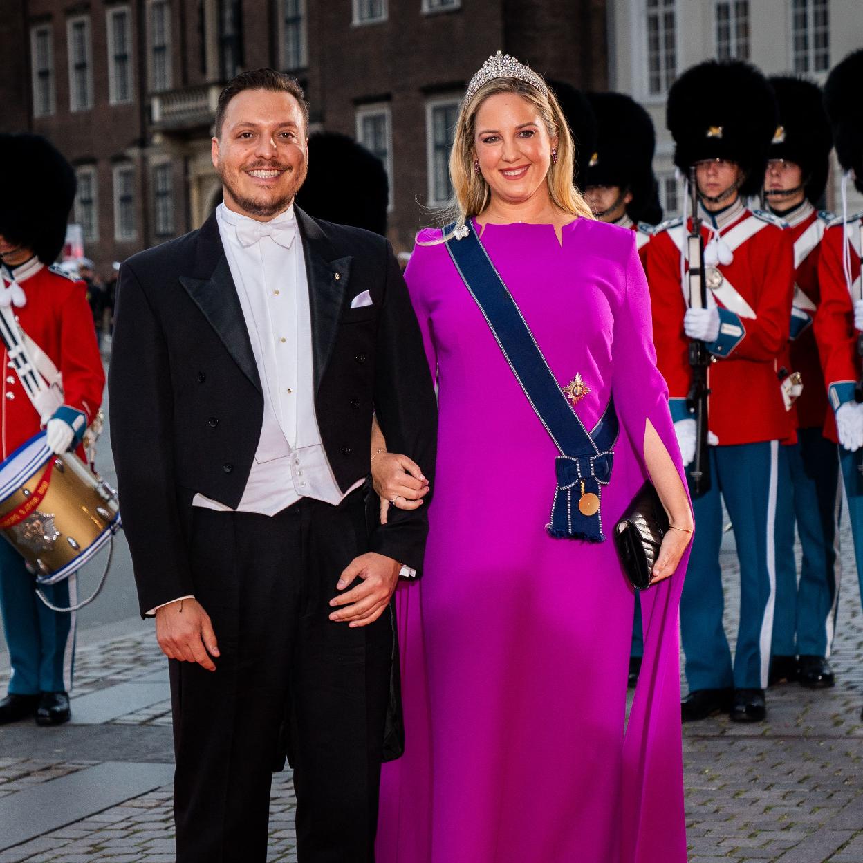 Teodora de Grecia y su prometido, Matthew Kumar, cuyos problemas económicos podrían motivar la tercera suspensión de su boda. 