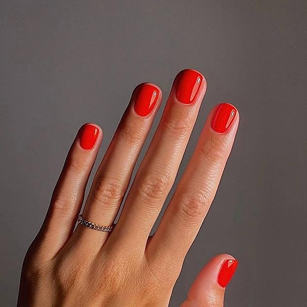 Uñas cherry red tendencia para primavera 2024