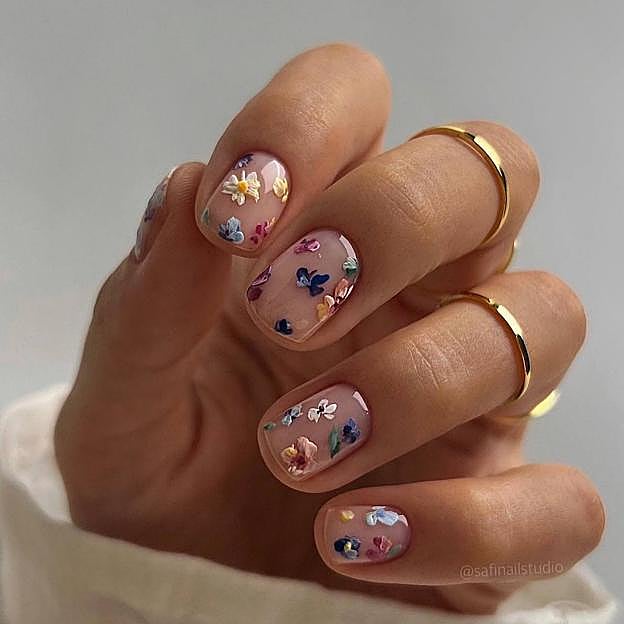 Uñas tendencia para primavera con estampado floral