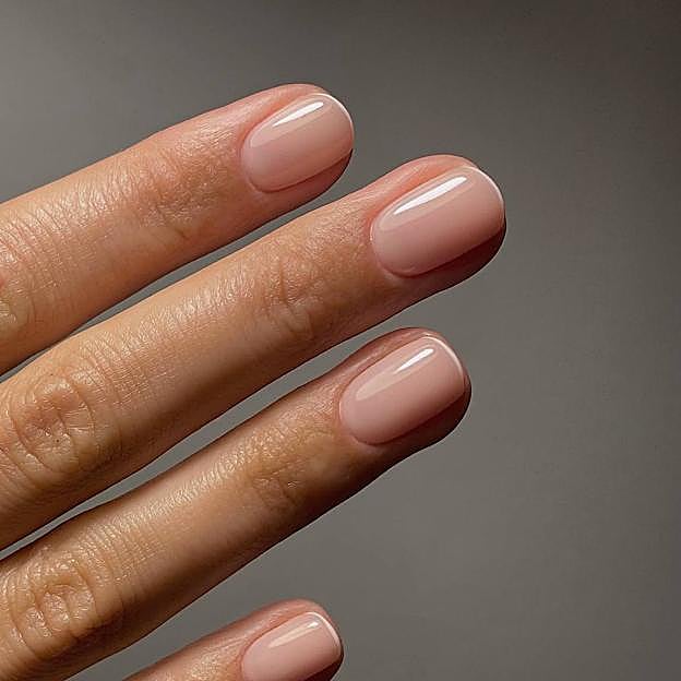 Manicura de lujo silencioso tendencia para primavera 2024