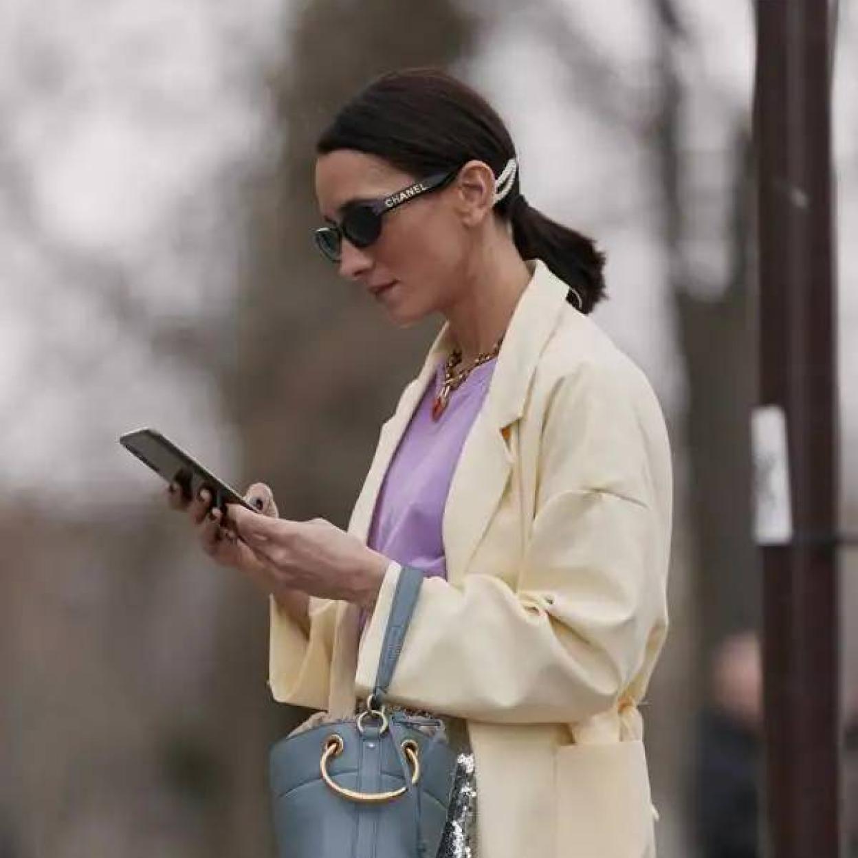 Mujer mirando el móvil