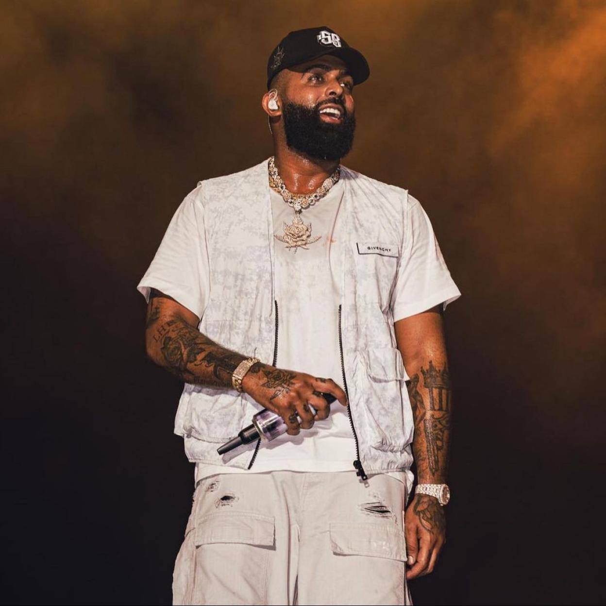 El cantante Eladio Carrión durante una actuación.