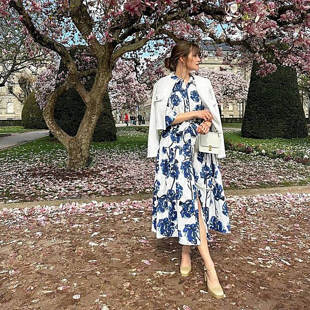 Look coquette parisino con vestido de flores