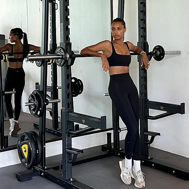 Press de hombros, elevación frontal y curl de bíceps: el entrenamiento perfecto con mancuernas para tener unos brazos tonificados y musculados