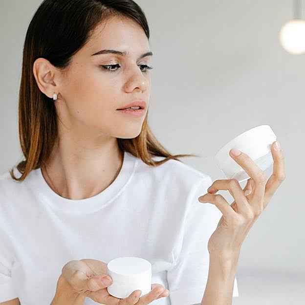 Mujer usando cremas faciales