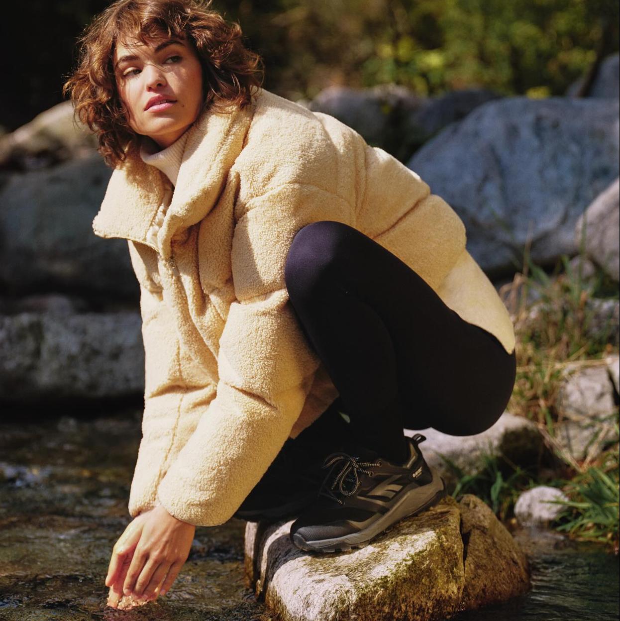 Mujer con ropa deportiva en la naturaleza. /