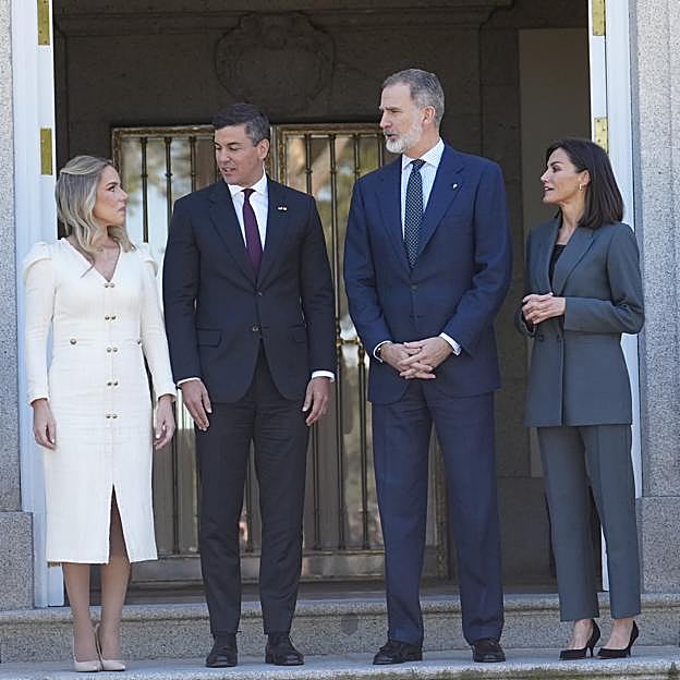 Los reyes junto al presindente de Paraguay y la primera dama.