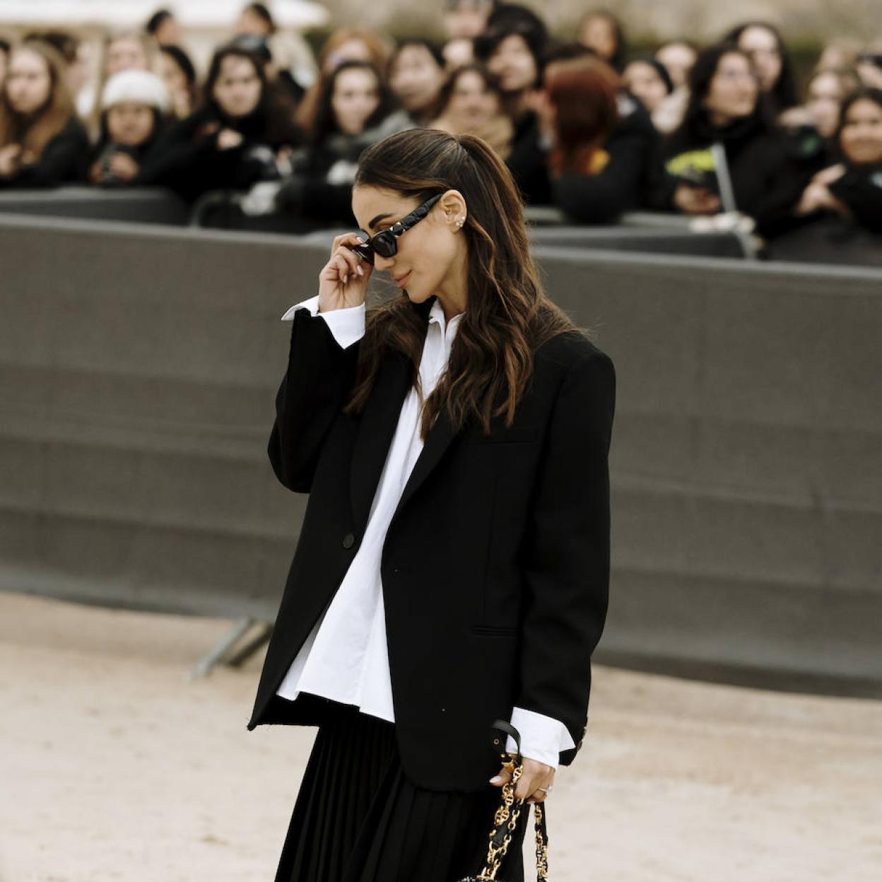Look de básicos con camisa blanca y traje negro.