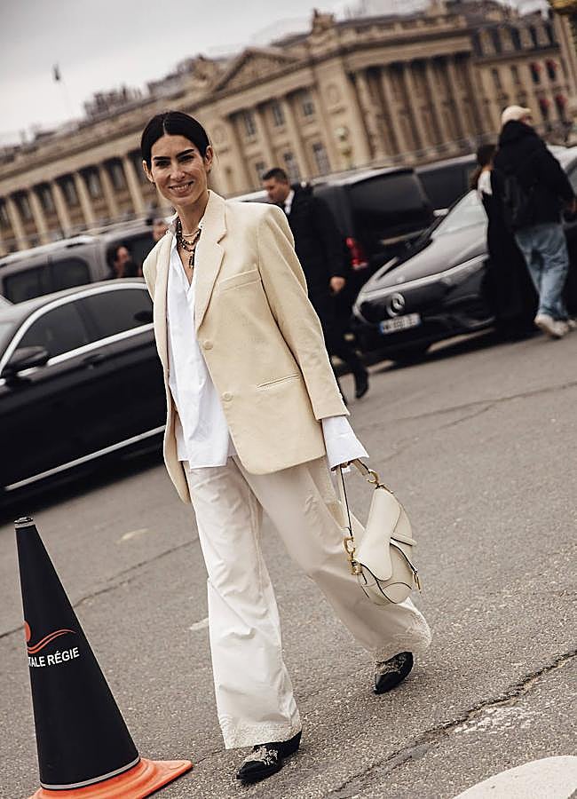 Imagen - Street style de París con un traje crudo como protagonista de un estilismo de básicos de 10.