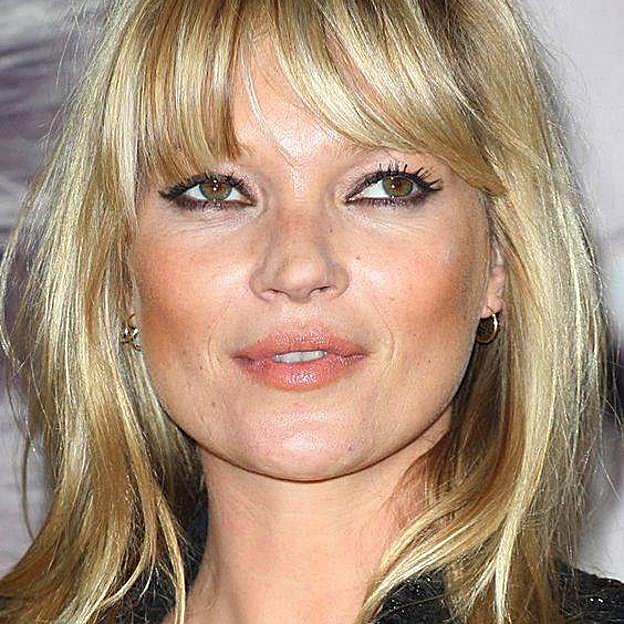 Kate Moss con corte de pelo tendencia 2024 para mujer de 50 años con flequillo