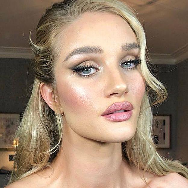Rosie Huntington-Whiteley con semi-recogido para pelo largo glamuroso