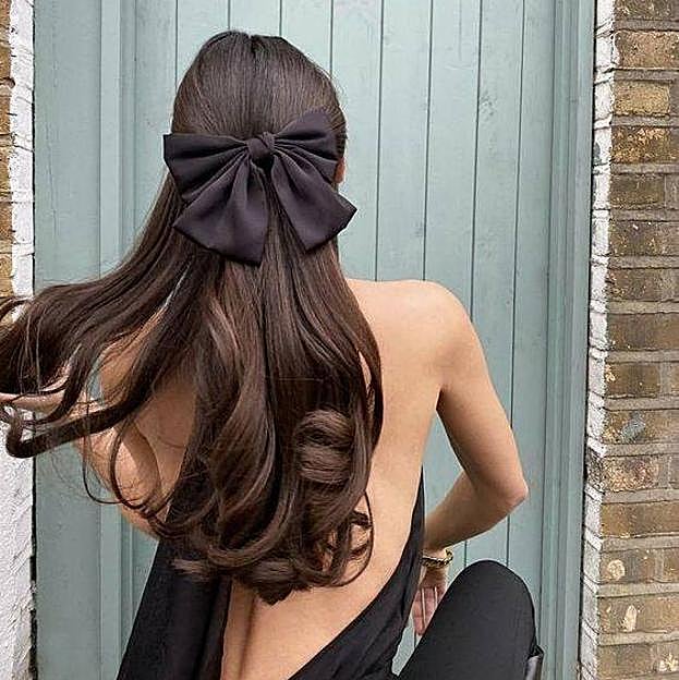 Influencer con semi-recogido para pelo largo con lazo estilo coquette