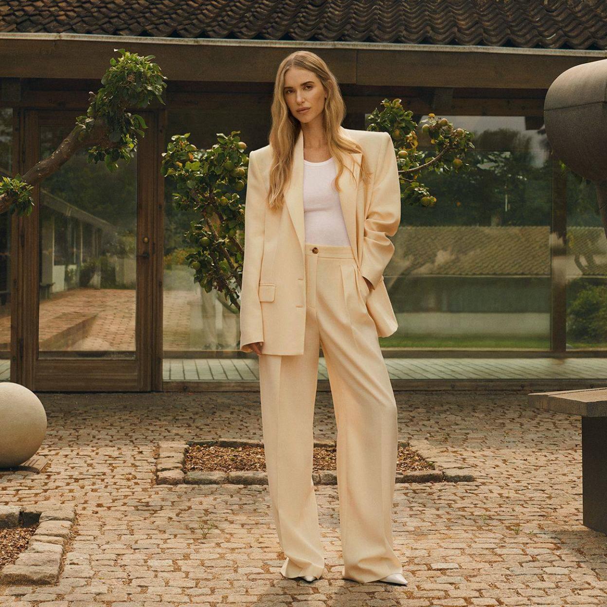 Influencer con traje de colores en tono amarillo