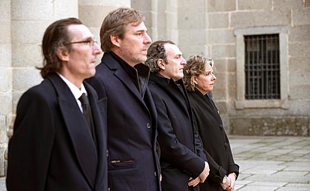 Fernando Gómez-Acebo, a la izquierda, junto a sus hermanos, en el funeral de su madre en El Escorial.