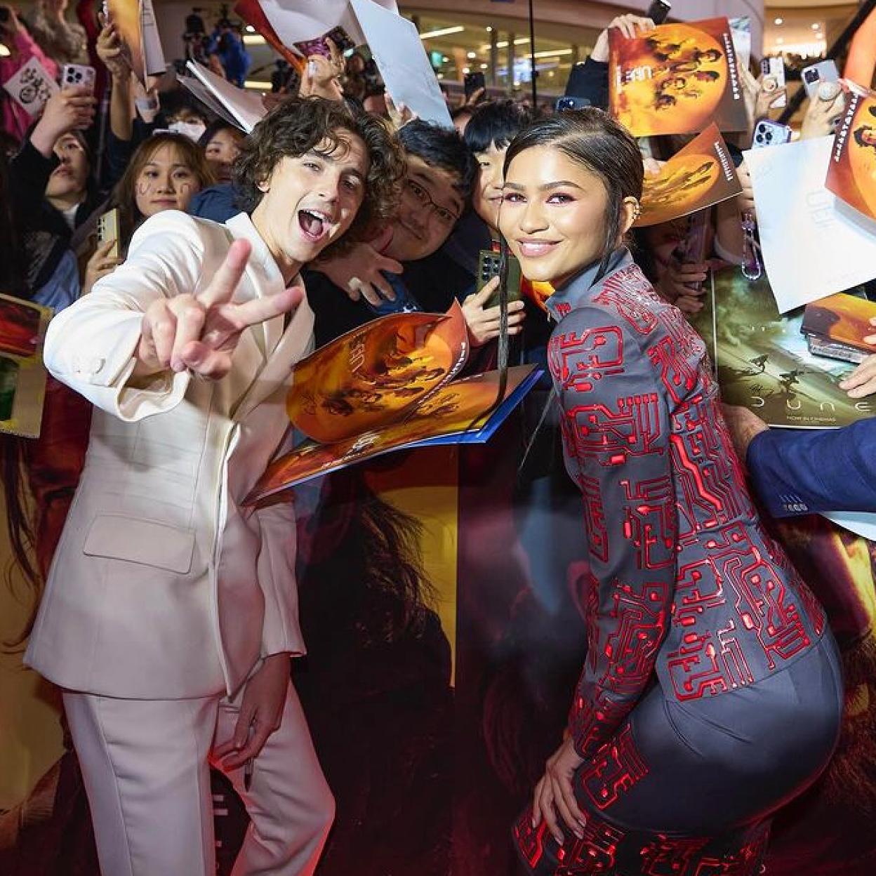 Zendaya y Timothée Chalamet, durante el estreno en Seul de 'Dune 2', donde la actriz llevó un vintage Ginvenchy. 