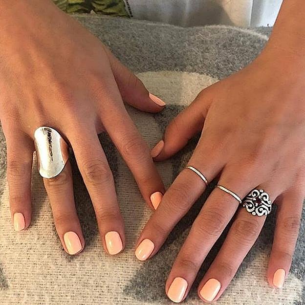 Una manicura melocotón.