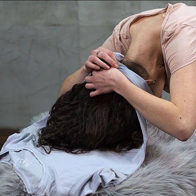 Mujer haciendo la técnica del plopping en pelo rizado