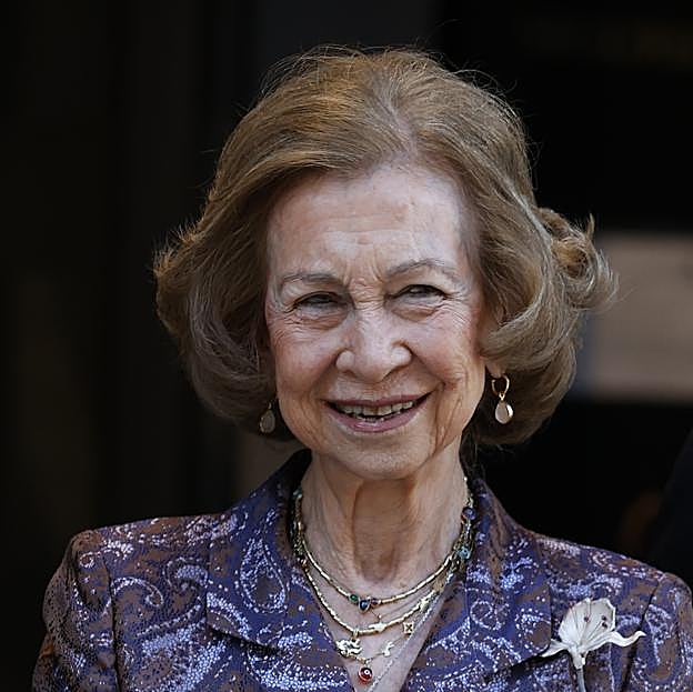 El bolso de lujo favorito de la reina Sofía es este vintage clásico con el que ha sorprendido a todos en Madrid