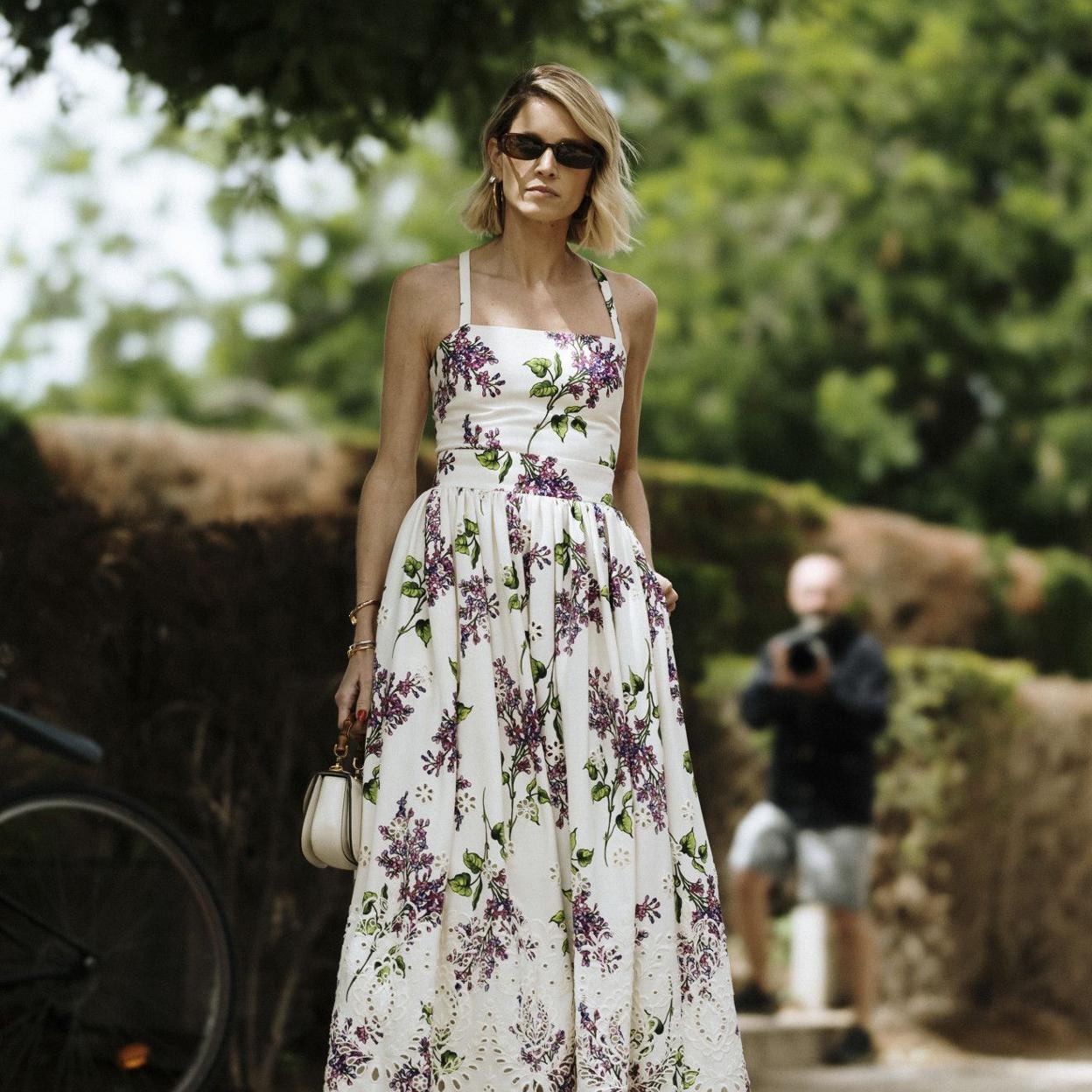 Influencer con vestido estampado primaveral