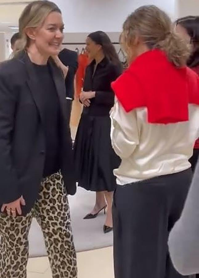 Imagen - Marta Ortega con los pantalones de leopardo de Zara.