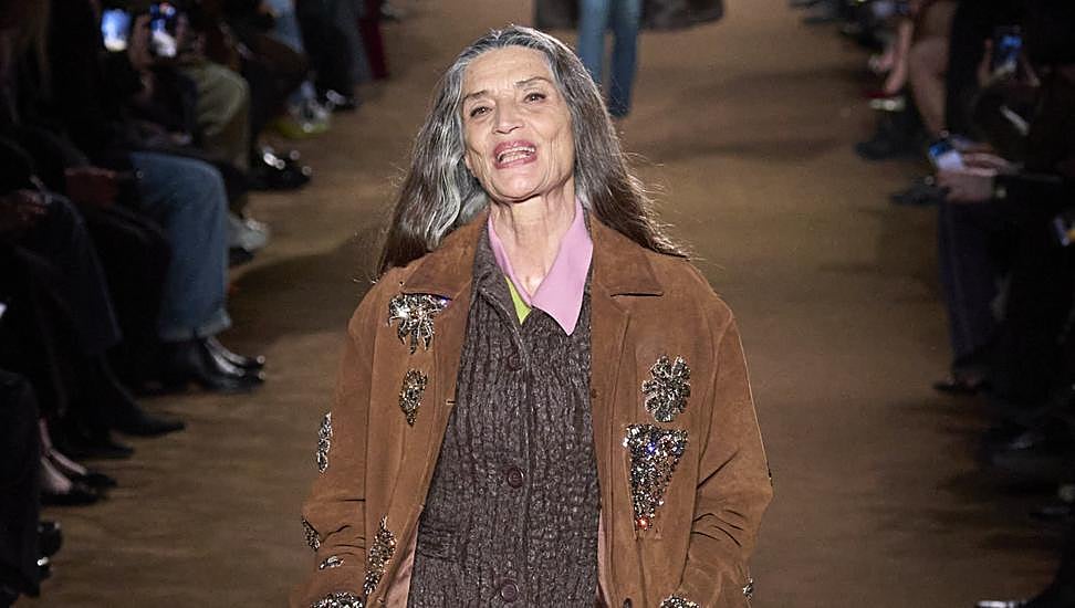 Ángela Molina desfilando para Miu Miu en París.