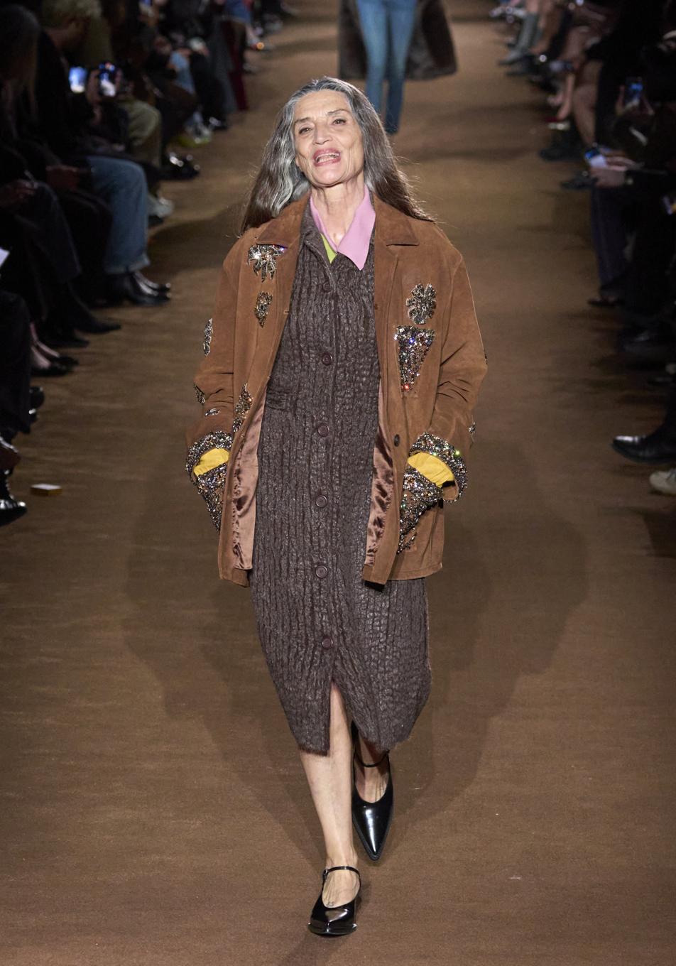 Ángela Molina, diva y protagonista a los 68 años del último desfile de Miu Miu en París