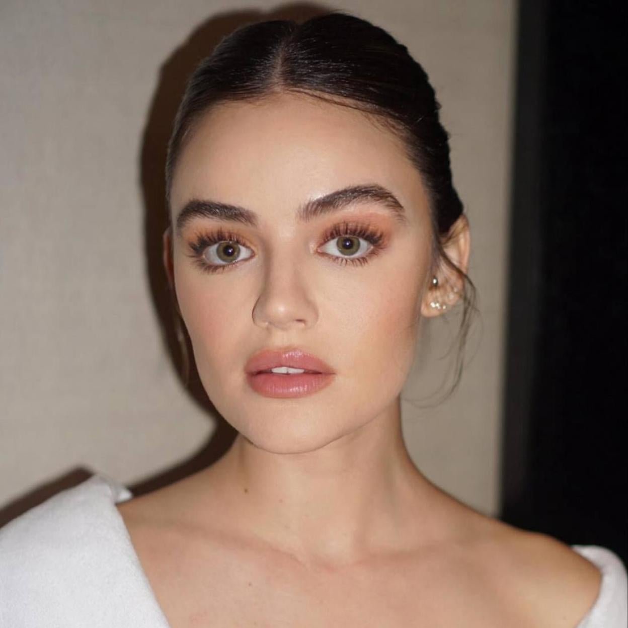 Lucy Hale con mirada despierta y radiante