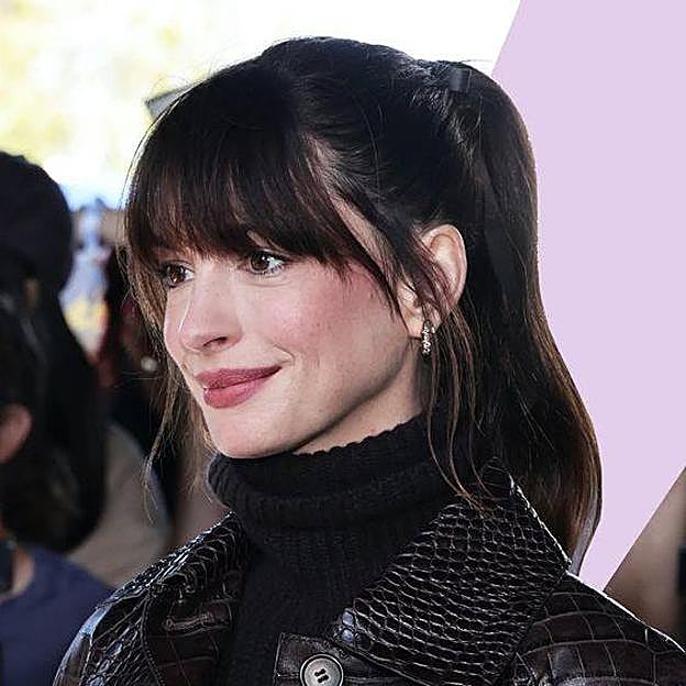 Anne Hathaway con flequillo recto y largo que resta años