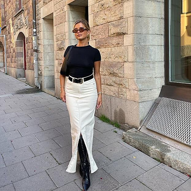 Look en blanco y negro con falda denim larga