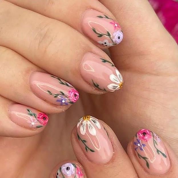 Manicura francesa con flores