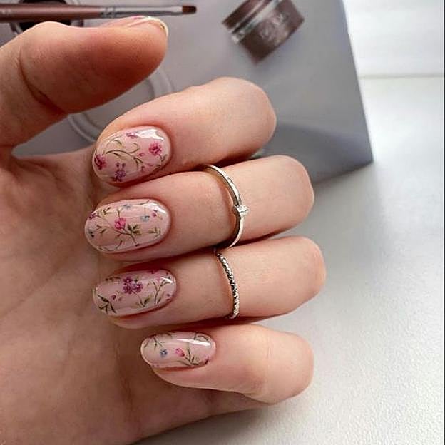 Uñas con flores sencillas para primavera estilo papel pintado