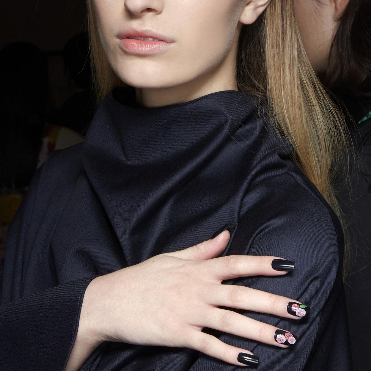 Modelo con uñas con flores sencillas para primavera 2024