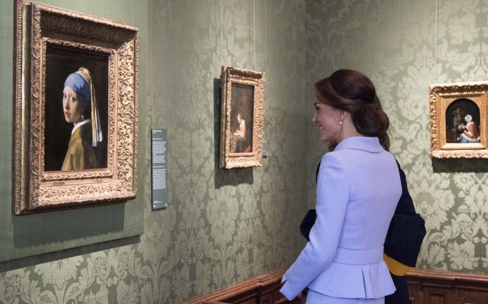 Kate Middleton, con pendientes de perlas, ante el cuadro La joven de la perla de Vermeer.