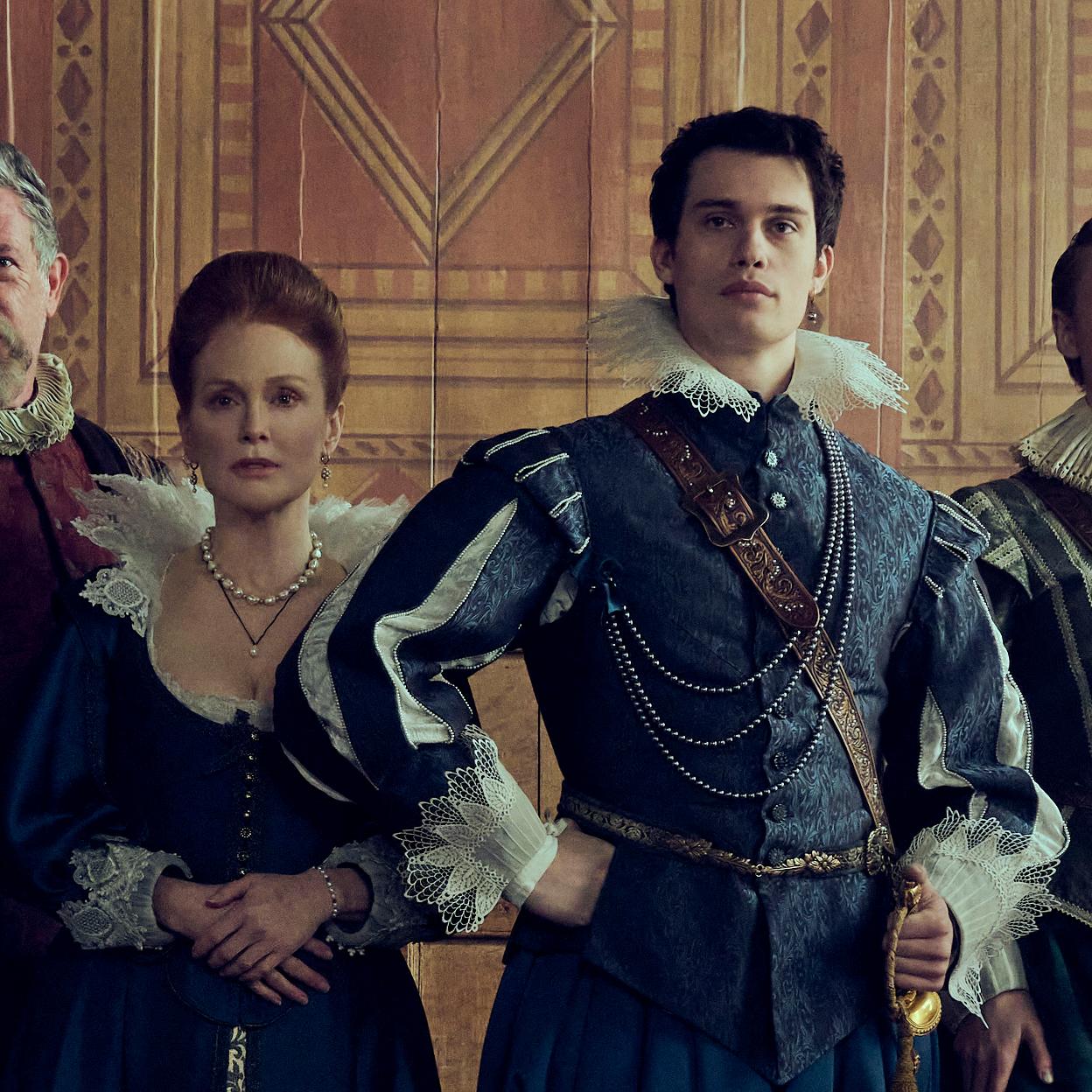 Julianne Moore y Nicholas Galitzine en una imagen de la serie Mary & George.